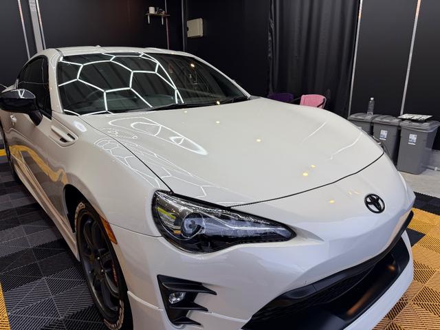 ８６ ＧＴ　後期型　禁煙車　６ＭＴ　エアサス（エアフォース）　モデリスタフルエアロ　ＴＲＤブレーキ　トムスＡＷ　ワンオーナー　　　ガレージ保管　オプション有（4枚目）