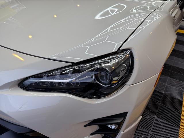 ８６ ＧＴ　後期型　禁煙車　６ＭＴ　エアサス（エアフォース）　モデリスタフルエアロ　ＴＲＤブレーキ　トムスＡＷ　ワンオーナー　　　ガレージ保管　オプション有（5枚目）