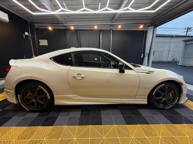 ８６ ＧＴ　後期型　禁煙車　６ＭＴ　エアサス（エアフォース）　モデリスタフルエアロ　ＴＲＤブレーキ　トムスＡＷ　ワンオーナー　　　ガレージ保管　オプション有（6枚目）
