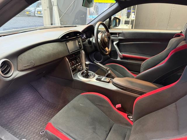８６ ＧＴ　後期型　禁煙車　６ＭＴ　エアサス（エアフォース）　モデリスタフルエアロ　ＴＲＤブレーキ　トムスＡＷ　ワンオーナー　　　ガレージ保管　オプション有（10枚目）