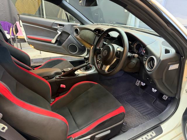 ８６ ＧＴ　後期型　禁煙車　６ＭＴ　エアサス（エアフォース）　モデリスタフルエアロ　ＴＲＤブレーキ　トムスＡＷ　ワンオーナー　　　ガレージ保管　オプション有（12枚目）
