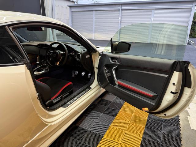 ８６ ＧＴ　後期型　禁煙車　６ＭＴ　エアサス（エアフォース）　モデリスタフルエアロ　ＴＲＤブレーキ　トムスＡＷ　ワンオーナー　　　ガレージ保管　オプション有（13枚目）