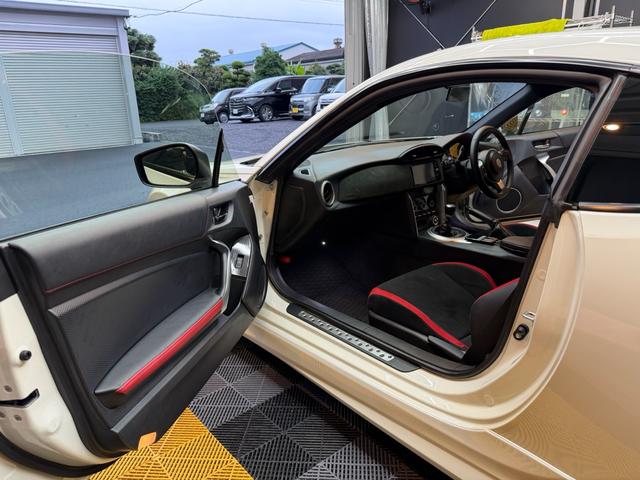 ８６ ＧＴ　後期型　禁煙車　６ＭＴ　エアサス（エアフォース）　モデリスタフルエアロ　ＴＲＤブレーキ　トムスＡＷ　ワンオーナー　　　ガレージ保管　オプション有（14枚目）