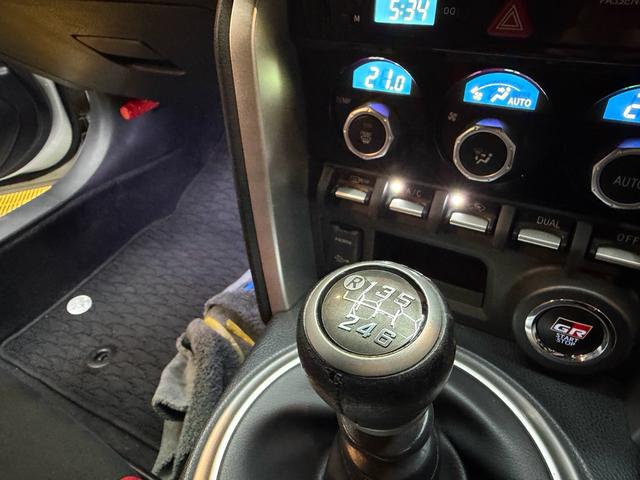 ８６ ＧＴ　後期型　禁煙車　６ＭＴ　エアサス（エアフォース）　モデリスタフルエアロ　ＴＲＤブレーキ　トムスＡＷ　ワンオーナー　　　ガレージ保管　オプション有（29枚目）