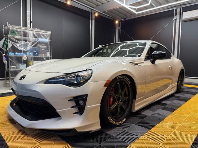 ８６ ＧＴ　後期型　禁煙車　６ＭＴ　エアサス（エアフォース）　モデリスタフルエアロ　ＴＲＤブレーキ　トムスＡＷ　ワンオーナー　　　ガレージ保管　オプション有（33枚目）