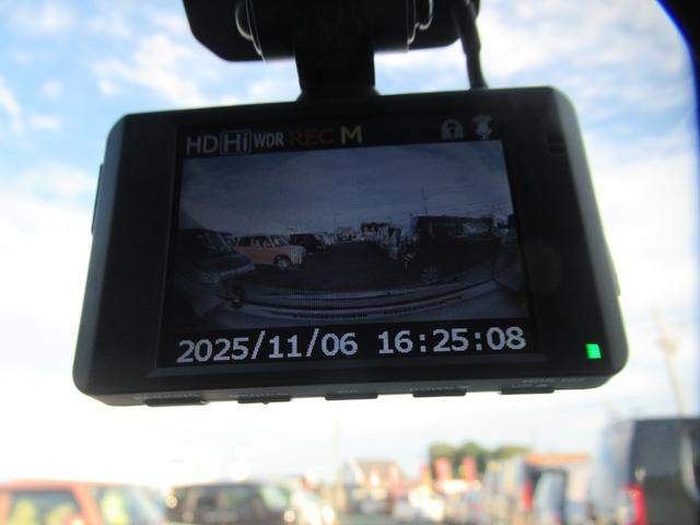 前方ドライブレコーダーが装着されています。危険運転車や事故判定時に役立つアイテムとして有名になりましたが、あるとやっぱり便利ですよ！