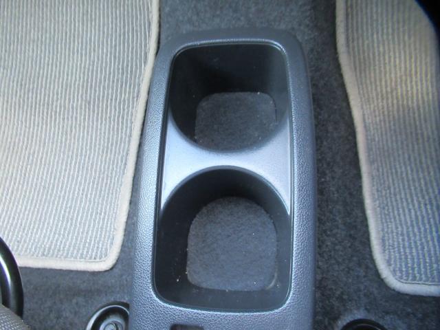 運転席と助手席の間のドリンクホルダーもキレイですよ！細かな収納部分までキレイに除菌クリーニング済みです！もちろん前の方もキレイに使っておりましたので、とても綺麗ですよ！一見の価値はありますよ！