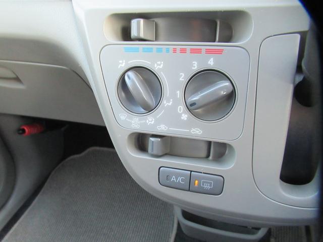 マニュアルエアコンの画像です。オートエアコンより風量などをダイレクトに調節できますので素早くお好みに合わせて操作できるのが特徴です！