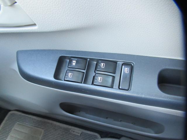 運転席のパワーウィンドウスイッチ周りの画像です。ご覧の通りキレイですよ！もちろん、除菌クリーニング済みですので、ご安心ください。