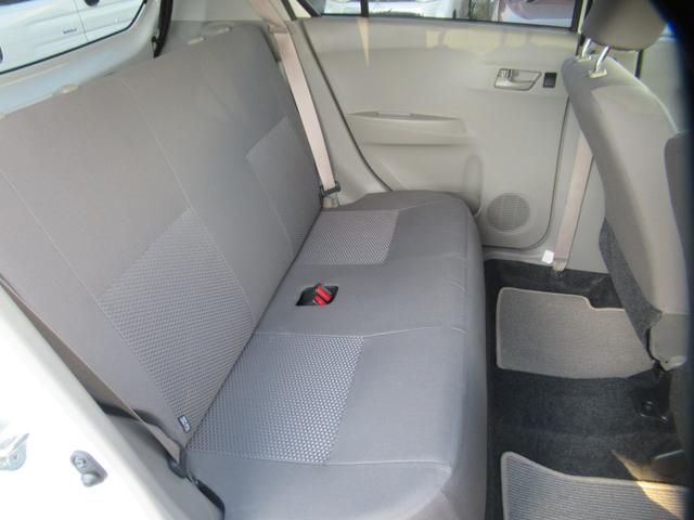 後席シートの画像です。後席もしっかりとキレイにクリーニング済みですよ！ご家族で一緒にお出掛けしたくなりますよ！