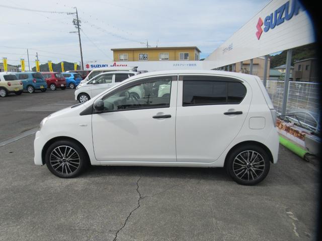 左横の画像になります。大きなキズなども特になく、キレイな状態がご確認いただけますよ！