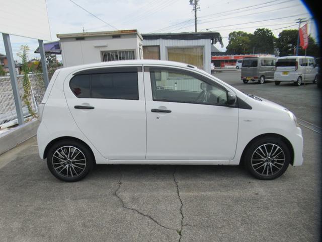 右横の画像になります。大きなキズなども特になく、キレイな状態がご確認いただけますよ！