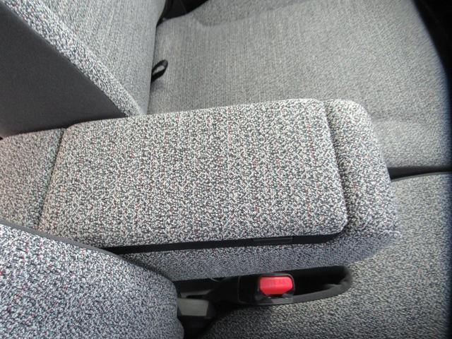 �^�]�ȂƏ���Ȃ̊ԂɃA�[�����X�g����������Ă��܂��B�^�]���̎p������������ȑ��ւƕω������鎖�ŉ^�]��J�������y�����鎖���ł��܂���B�L��Ɩ����Ƃł͂���ς�Ⴂ�܂���B