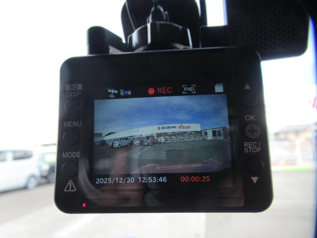 �O��h���C�u���R�[�_�[����������Ă��܂��B�댯�^�]�Ԃ⎖�̔��莞�ɖ𗧂A�C�e���Ƃ��ėL���ɂȂ�܂������A����Ƃ���ς�֗��ł���I