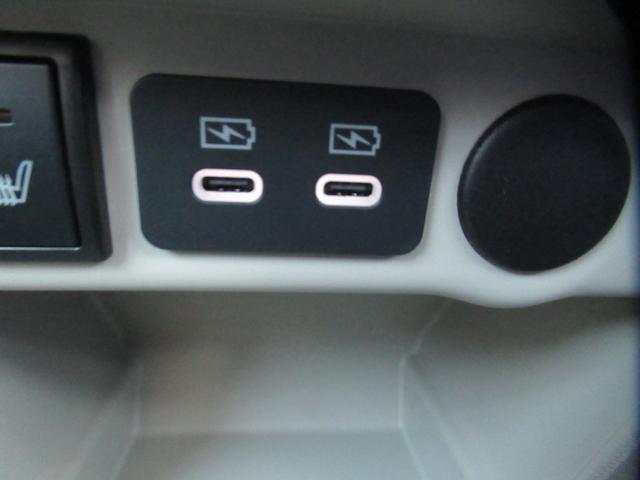 �t�r�a�̏[�d�\�P�b�g���Q����������Ă��܂��B�P�̓X�}�z�A�Q�ڂ͗F�B�p�ȂǐF�X�ȗp�r�Ɍ������[�d���\�ƂȂ�܂��̂łQ����ƂƏd�󂵂܂���B