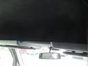 オーバーヘッドシェルフといいまして運転席と助手席の上に棚がありますので、色々な荷物を置いておく事ができますよ。農作業などでは急な降雨時の雨具なども置いておけますし有ると無いとでは違いますね。