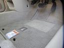 こちらも必見です!フロアマットは汚れて当たり前なのですが、見てください、こちらのマットはめっちゃキレイですよ。しかも純正マットだけあってフッワフワですよ!!