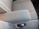 運転席と助手席の間にアームレストが装着されています。運転中の姿勢を少し助手席側へと変化させる事で運転疲労を少し軽減する事ができますよ。有ると無いとではやっぱり違いますよ。