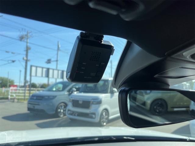 シビック ｅ：ＨＥＶ　ＥＸ　クリアランスソナー　レーンアシスト　オートクルーズコントロール　衝突被害軽減システム　バックカメラ　ナビ　アルミホイール　オートライト　ＬＥＤヘッドランプ　サンルーフ　ＣＶＴ　シートヒーター（10枚目）