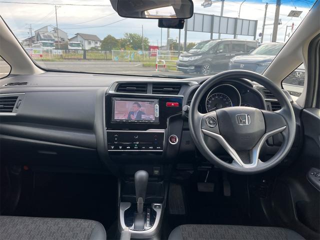 フィット １３Ｇ・Ｆパッケージ　ドライブレコーダー　ＥＴＣ　バックカメラ　ナビ　ＴＶ　衝突被害軽減システム　アルミホイール　スマートキー　アイドリングストップ　電動格納ミラー　チップアップシート　ＣＶＴ　盗難防止システム（2枚目）