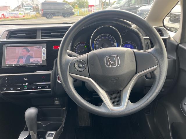 フィット １３Ｇ・Ｆパッケージ　ドライブレコーダー　ＥＴＣ　バックカメラ　ナビ　ＴＶ　衝突被害軽減システム　アルミホイール　スマートキー　アイドリングストップ　電動格納ミラー　チップアップシート　ＣＶＴ　盗難防止システム（3枚目）