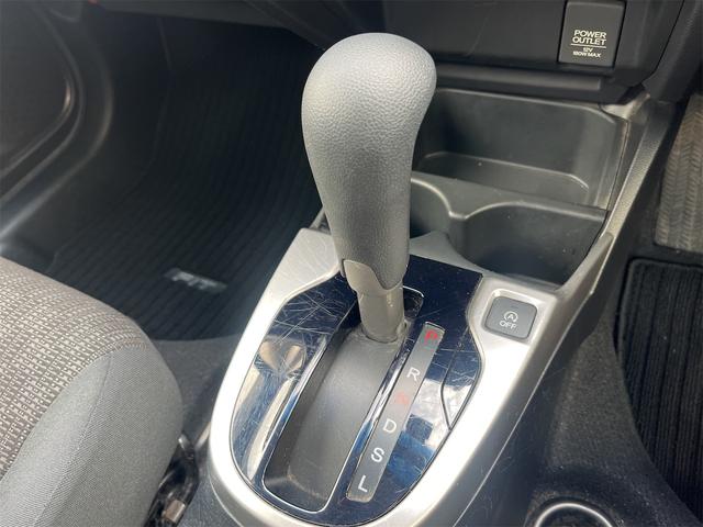 フィット １３Ｇ・Ｆパッケージ　ドライブレコーダー　ＥＴＣ　バックカメラ　ナビ　ＴＶ　衝突被害軽減システム　アルミホイール　スマートキー　アイドリングストップ　電動格納ミラー　チップアップシート　ＣＶＴ　盗難防止システム（8枚目）