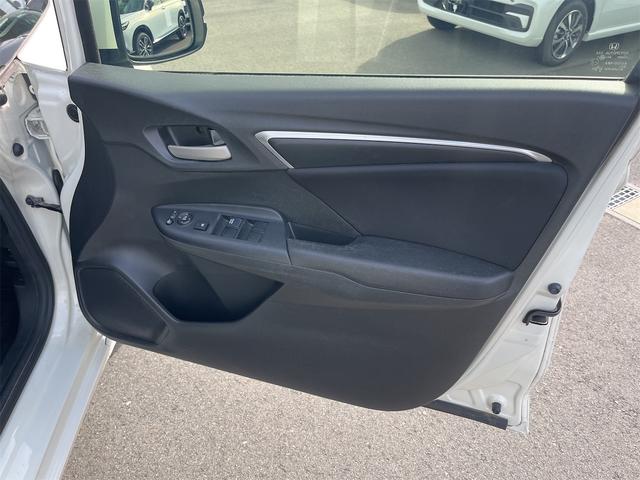 フィット １３Ｇ・Ｆパッケージ　ドライブレコーダー　ＥＴＣ　バックカメラ　ナビ　ＴＶ　衝突被害軽減システム　アルミホイール　スマートキー　アイドリングストップ　電動格納ミラー　チップアップシート　ＣＶＴ　盗難防止システム（34枚目）