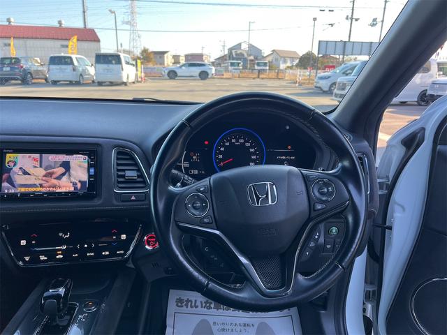 ヴェゼル ハイブリッドＲＳ・ホンダセンシング　ドライブレコーダー　ＥＴＣ　バックカメラ　オートクルーズコントロール　レーンアシスト　衝突被害軽減システム　ナビ　ＴＶ　オートライト　ＬＥＤヘッドランプ　アルミホイール　スマートキー　電動格納ミラー（3枚目）