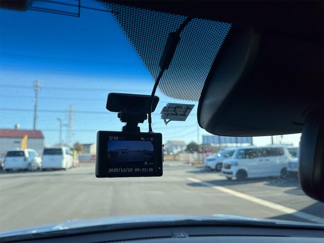 ヴェゼル ハイブリッドＲＳ・ホンダセンシング　ドライブレコーダー　ＥＴＣ　バックカメラ　オートクルーズコントロール　レーンアシスト　衝突被害軽減システム　ナビ　ＴＶ　オートライト　ＬＥＤヘッドランプ　アルミホイール　スマートキー　電動格納ミラー（4枚目）