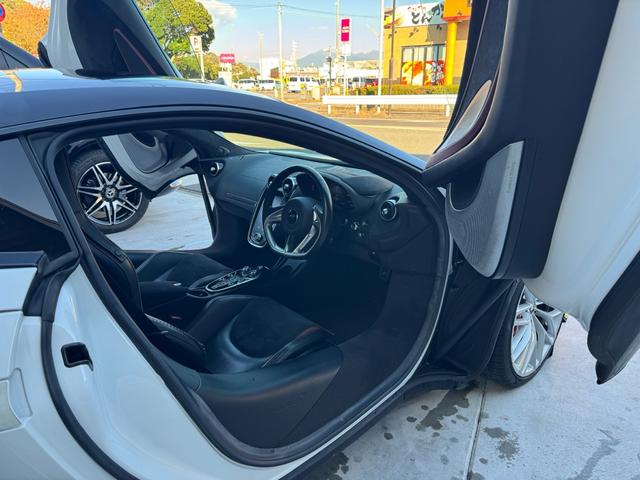 ＧＴ ベースグレード　ＧＴ　エレクトロニックガラスルーフ　オレンジキャリパー　カーボンブレーキ　フロントリフティング　スポーツエキゾースト　Ｂｏｗｅｒｓ＆Ｗｉｌｋｉｎｓサウンド　２１インチホイール（25枚目）