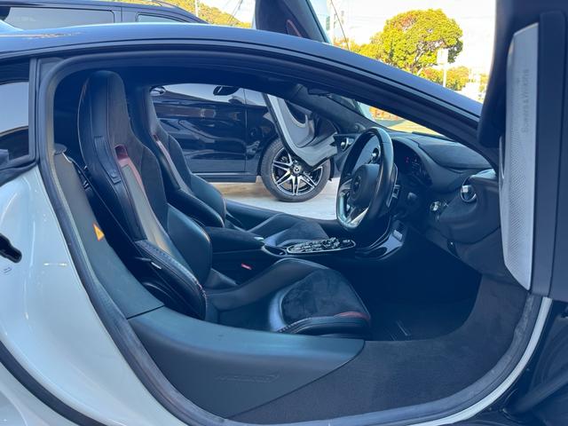 ＧＴ ベースグレード　ＧＴ　エレクトロニックガラスルーフ　オレンジキャリパー　カーボンブレーキ　フロントリフティング　スポーツエキゾースト　Ｂｏｗｅｒｓ＆Ｗｉｌｋｉｎｓサウンド　２１インチホイール（26枚目）