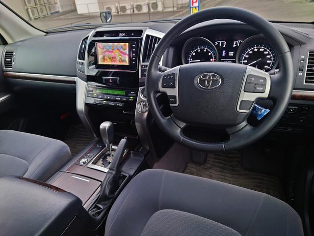 ランドクルーザー ＡＸ　ワンオーナー　サンルーフ　ルーフレール　ナビ　テレビ　Ｂｌｕｅｔｏｏｔｈ　バックカメラ　８人乗り　３列シート　禁煙車　ステアリングリモコン　ＨＩＤランプ　　木目調パネル　前後・左右独立オートエアコン（4枚目）
