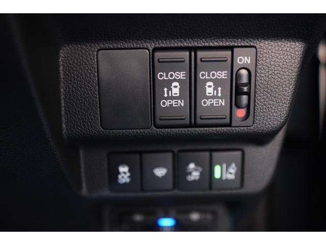 パワースライドドア装備でドアの開閉もスイッチ一つでワンタッチです。　坂道では大人でも重くなる事があるので老若男女問わず人気の装備ですよ。