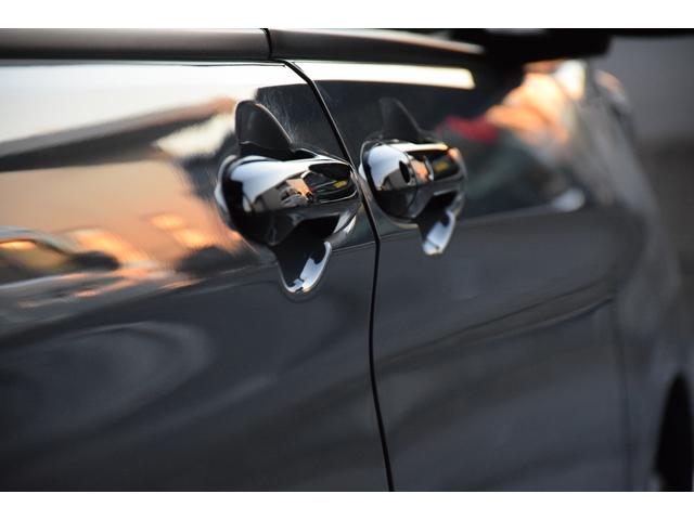 パワースライドドア装備でドアの開閉もスイッチ一つでワンタッチです。　坂道では大人でも重くなる事があるので老若男女問わず人気の装備ですよ。