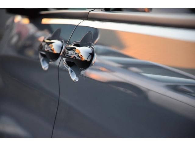 パワースライドドア装備でドアの開閉もスイッチ一つでワンタッチです。　坂道では大人でも重くなる事があるので老若男女問わず人気の装備ですよ。