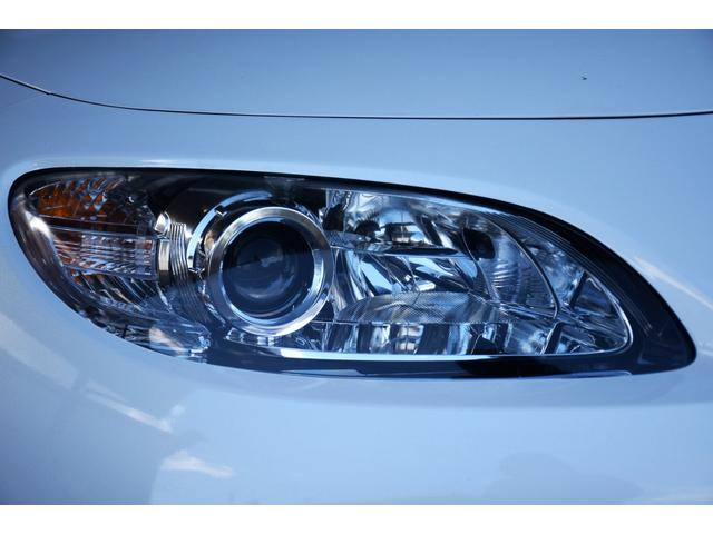 明るい白い光で視界良好なＨＩＤヘッドライト搭載。ディスチャージライトとも呼ばれてます。白くて明るい光源で視認性が高まります。