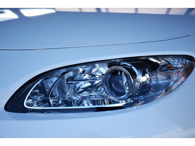 明るい白い光で視界良好なＨＩＤヘッドライト搭載。ディスチャージライトとも呼ばれてます。白くて明るい光源で視認性が高まります。