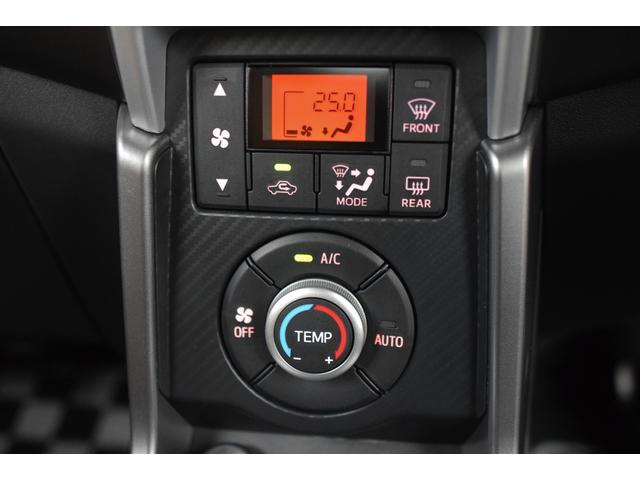 オートエアコン装備　設定した室温に自動的に保ってくれるエアコンです。従来のマニュアルエアコンに比べて調整の頻度が少なくて済みます