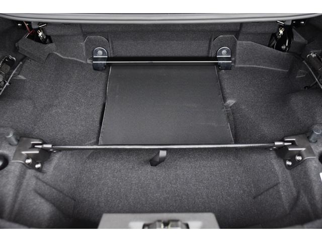 トランクスペース　シートを引き出す事によりルーフが開閉出来ます。