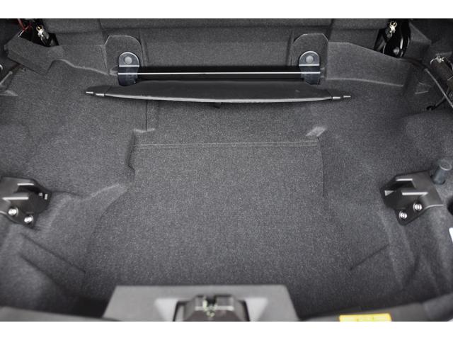 トランクスペース　シートを引き出す事によりルーフが開閉出来ます。