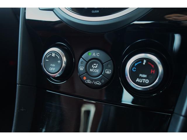 オートエアコン装備　設定した室温に自動的に保ってくれるエアコンです。従来のマニュアルエアコンに比べて調整の頻度が少なくて済みます