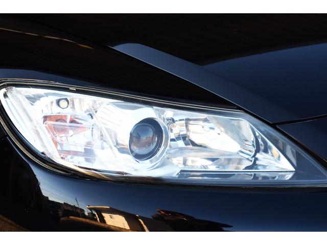 明るい白い光で視界良好なＨＩＤヘッドライト搭載。ディスチャージライトとも呼ばれてます。白くて明るい光源で視認性が高まります。