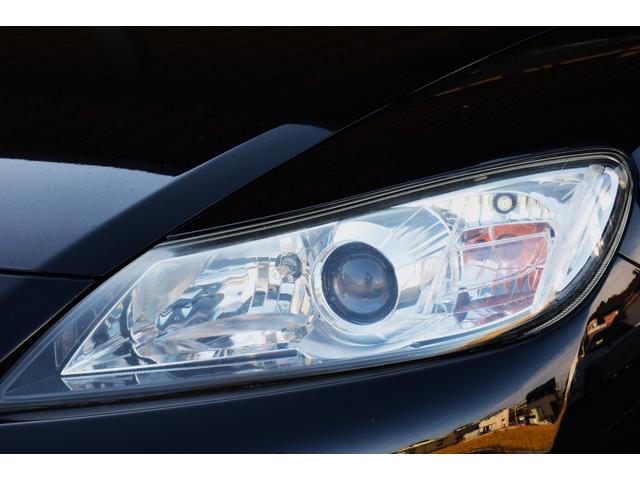 明るい白い光で視界良好なＨＩＤヘッドライト搭載。ディスチャージライトとも呼ばれてます。白くて明るい光源で視認性が高まります。