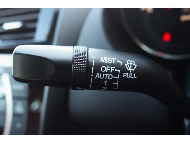 【オートライト＆オートワイパー】悪天候や夜間の走行も視界良好で安心してお乗りいただけます。