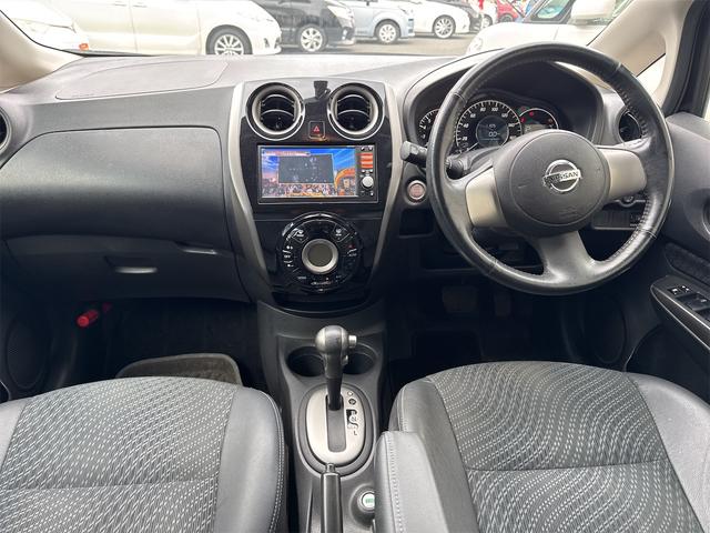 ノート メダリスト 全周囲カメラ TV スマートキー アイドリングストップ 電動格納ミラー CVT 盗難防止システム 衝突安全ボディ ABS CD ミュージックプレイヤー接続可 エアコン パワーステアリング(2枚目)