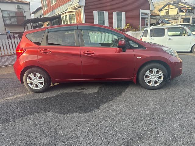 ノート Ｘ　ＤＩＧ－Ｓ　バックカメラ　スマートキー　アイドリングストップ　電動格納ミラー　ＣＶＴ　盗難防止システム　衝突安全ボディ　ＡＢＳ　ミュージックプレイヤー接続可　エアコン　パワーステアリング　パワーウィンドウ（12枚目）