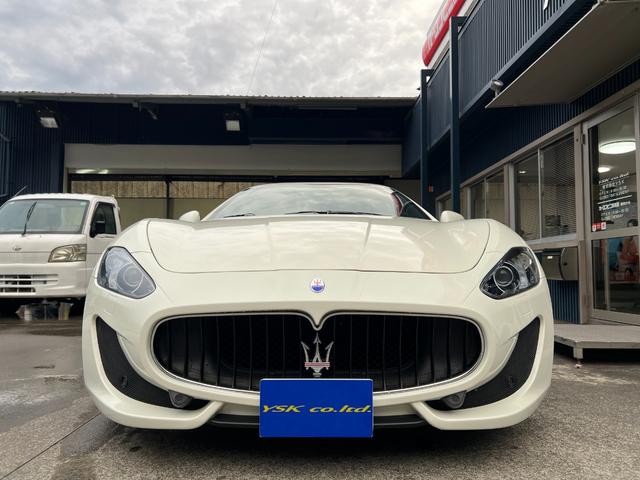 グランカブリオ スポーツ ★グランカブリオ スポーツ★カーボンファイバーインテリアパネル★フロントパークセンサー★ブラックレザーシート★エレクトリックパーキングブレーキ★クルーズコントロール★純正AW20インチ★キーレス(3枚目)