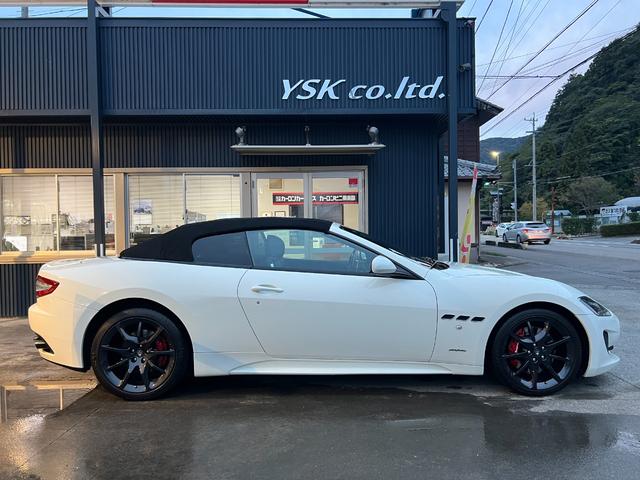 グランカブリオ スポーツ ★グランカブリオ スポーツ★カーボンファイバーインテリアパネル★フロントパークセンサー★ブラックレザーシート★エレクトリックパーキングブレーキ★クルーズコントロール★純正AW20インチ★キーレス(5枚目)