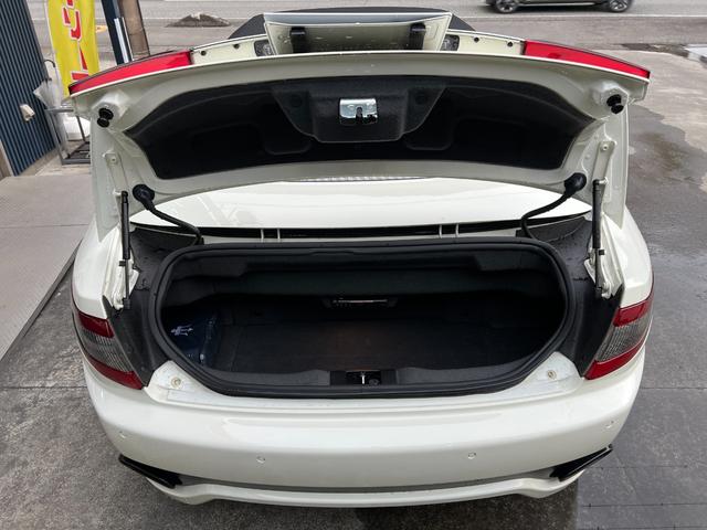 グランカブリオ スポーツ ★グランカブリオ スポーツ★カーボンファイバーインテリアパネル★フロントパークセンサー★ブラックレザーシート★エレクトリックパーキングブレーキ★クルーズコントロール★純正AW20インチ★キーレス(9枚目)