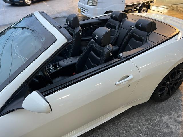 グランカブリオ スポーツ ★グランカブリオ スポーツ★カーボンファイバーインテリアパネル★フロントパークセンサー★ブラックレザーシート★エレクトリックパーキングブレーキ★クルーズコントロール★純正AW20インチ★キーレス(14枚目)